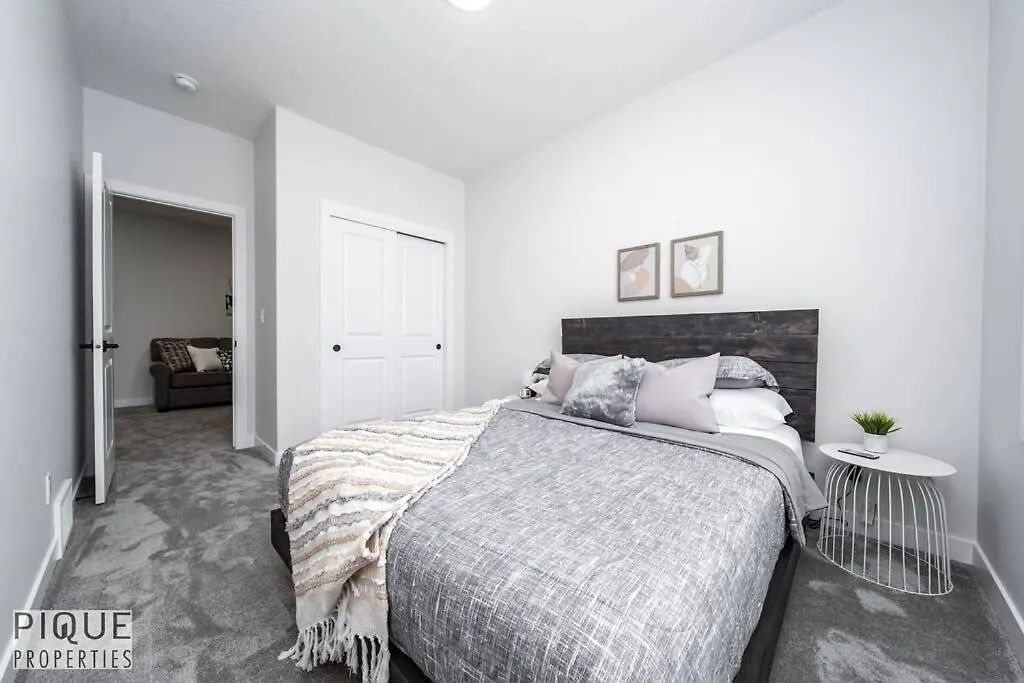 *New*Luxury Living*King Bed*Ac&Fireplace*Sleeps13! Edmonton